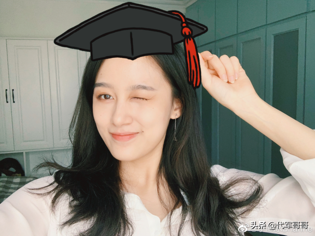 《小娘惹》中的美女，精通三国语言，如今22岁演