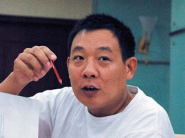 “商业鬼才”于东来：小学毕业农村娃，却从欠债30万到年入50亿？