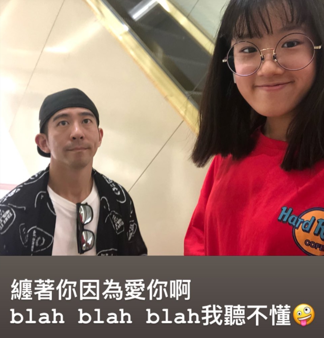 修杰楷变奶爸陪女儿荡秋千，咘咘波妞女汉子画风活泼好动