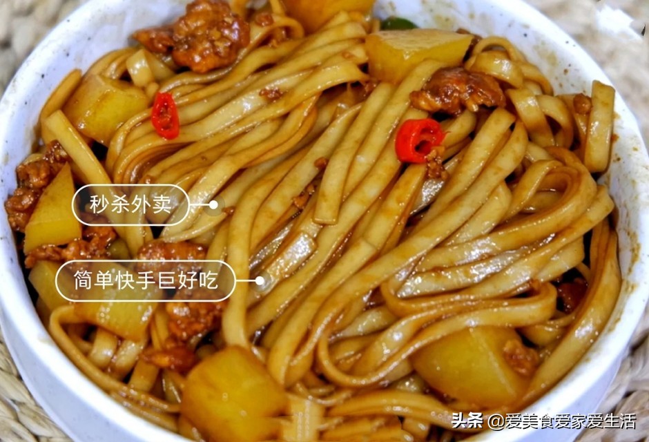 Delicious to the noodles served with soy sauce of ground meat potato that licks a bowl, sauce is sweet full-bodied, 