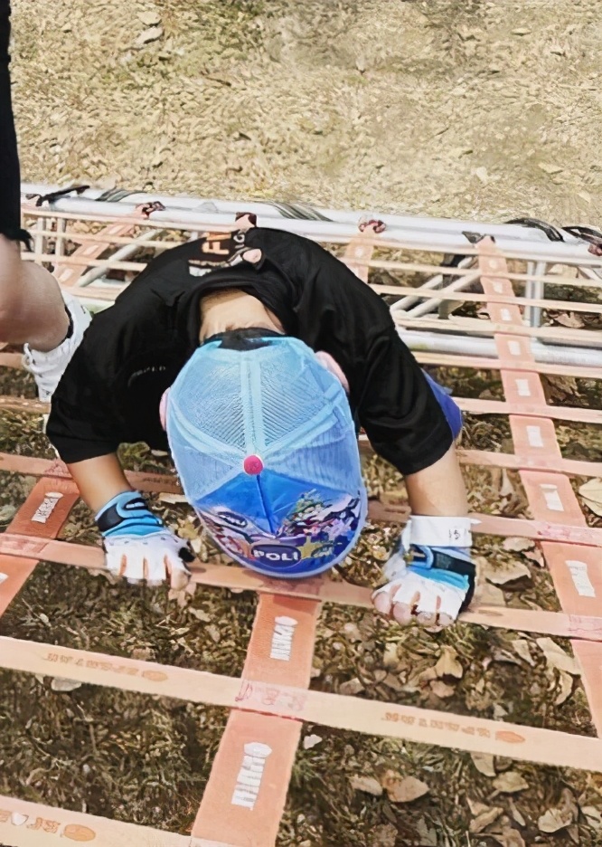 周杰伦儿子惹妈妈生气，昆凌劝自己放平情绪，母子俩攀爬画面温馨