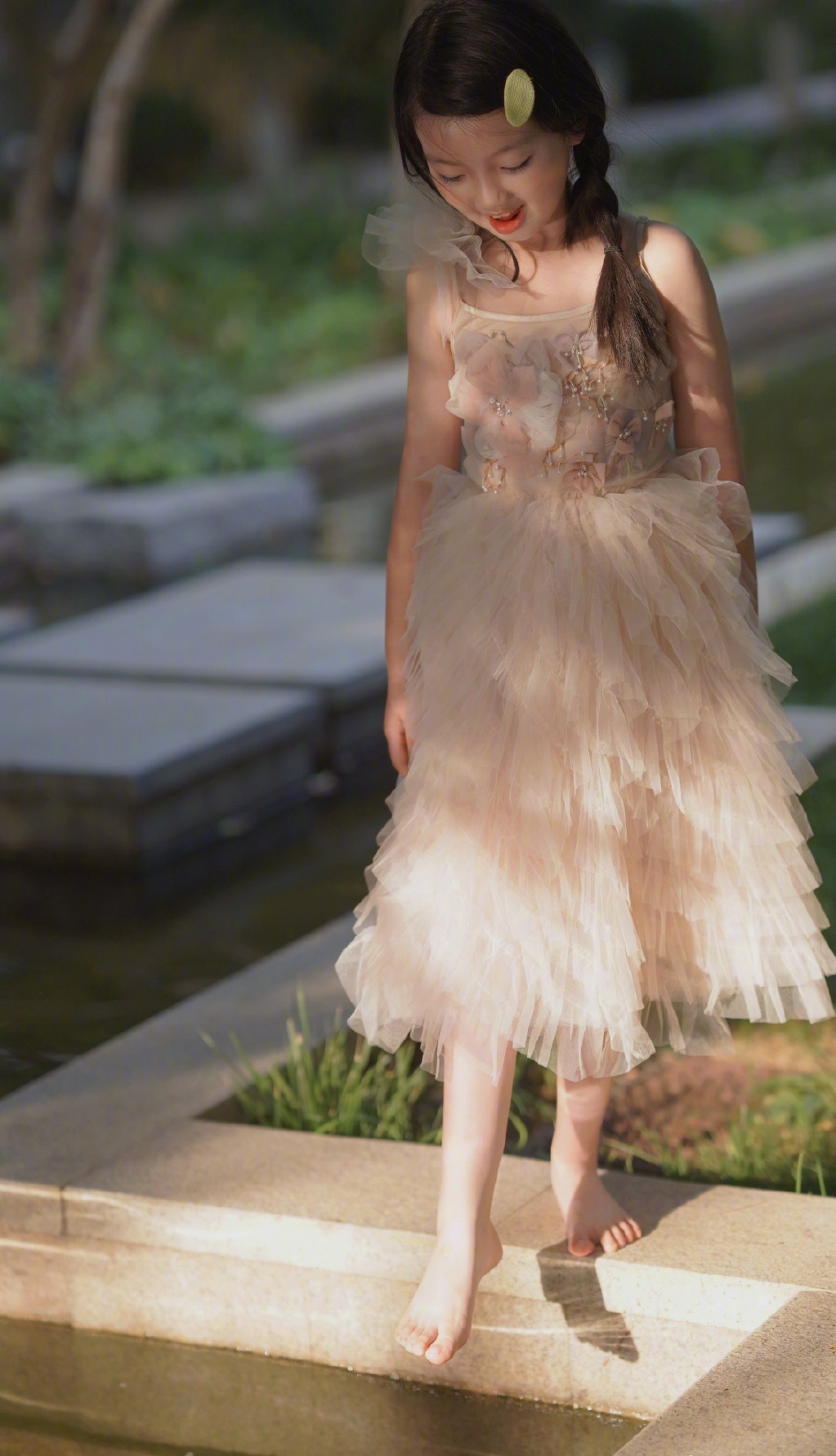 阿拉蕾已长成大姑娘，褪去稚气出落成小女神，白裙如仙美得不敢信