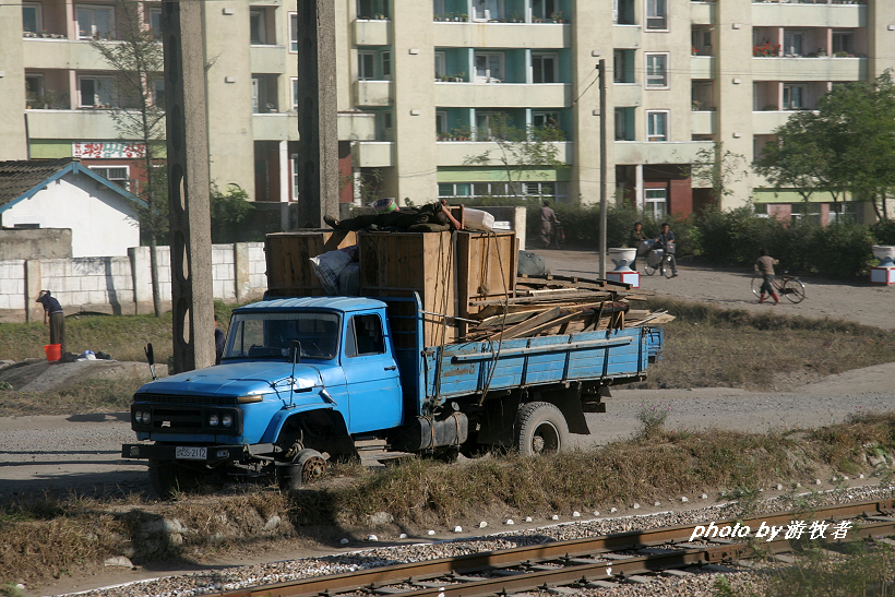 实拍朝鲜人的工作场面，不紧不慢，更像是在享受劳动的过程