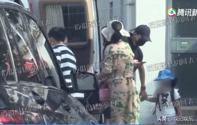 张杰谢娜接娃放学，3岁女儿首露脸，皮肤白皙，模样清秀像爸爸