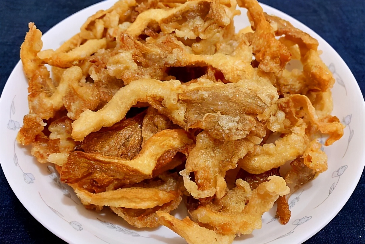 炸蘑菇，不要直接裹麵粉炸，牢記“2竅門”，炸好後香酥味道好