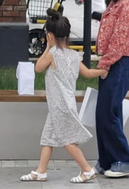 杜江一家游玩被偶遇，霍思燕手牵神秘小女孩，嗯哼抱玩具不撒手