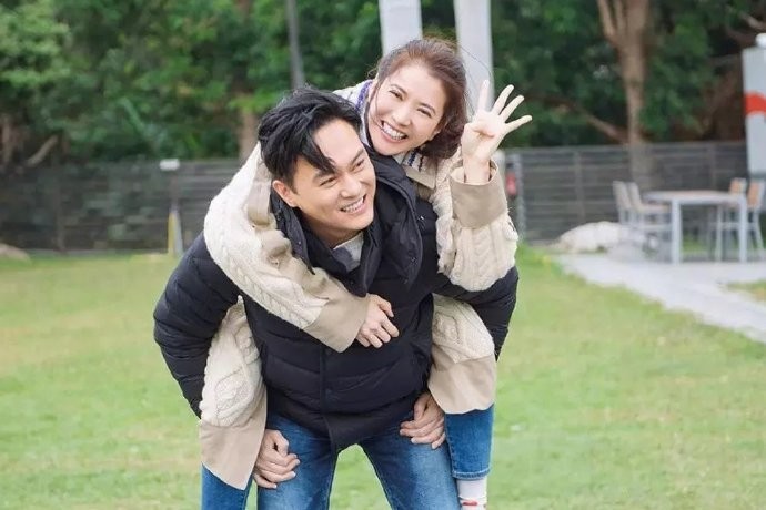 张智霖与儿子过父亲节，父子颜值超高腿长令人羡慕，坐一起像兄弟