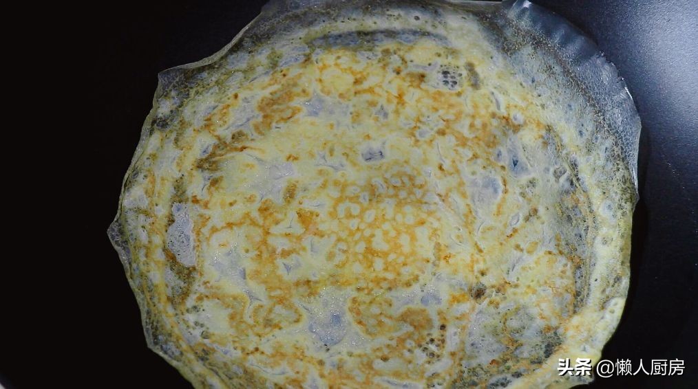 不需要揉面，不加面粉，这样做的韭菜鸡蛋卷，吃着特香