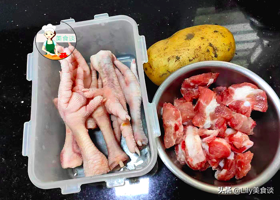 天冷了，燉上一鍋排骨雞腳土豆煲，鮮香又營養，大人孩子都愛吃