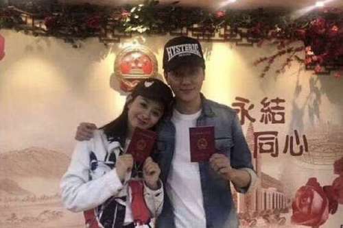 趙麗穎馮紹峰官宣離婚，聚少離多是主因，趙麗穎已清空恩愛過往