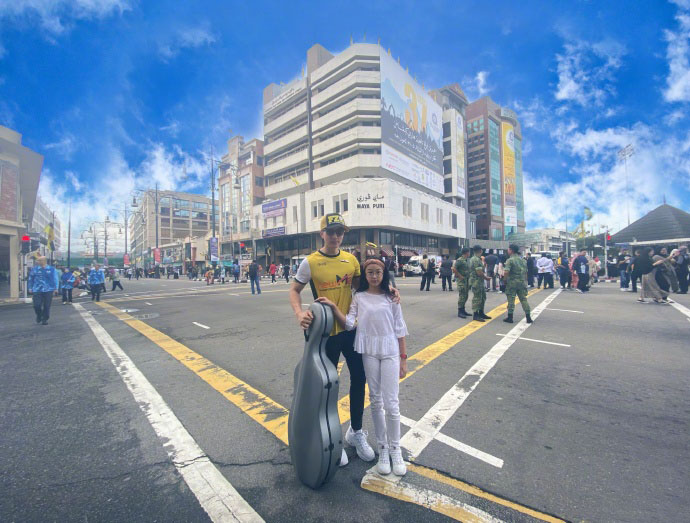 吳尊曬照女兒在汶萊國王面前演奏大提琴，年僅10歲身材好有氣質