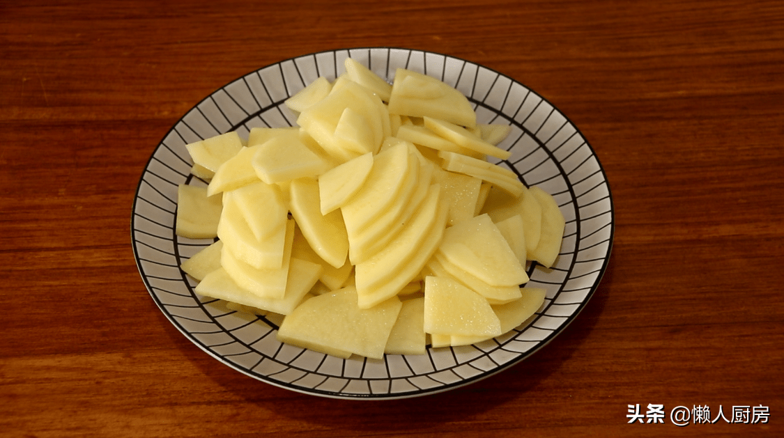 土豆别再炖肉了，教你一个新吃法，好吃到停不下来，比吃肉香