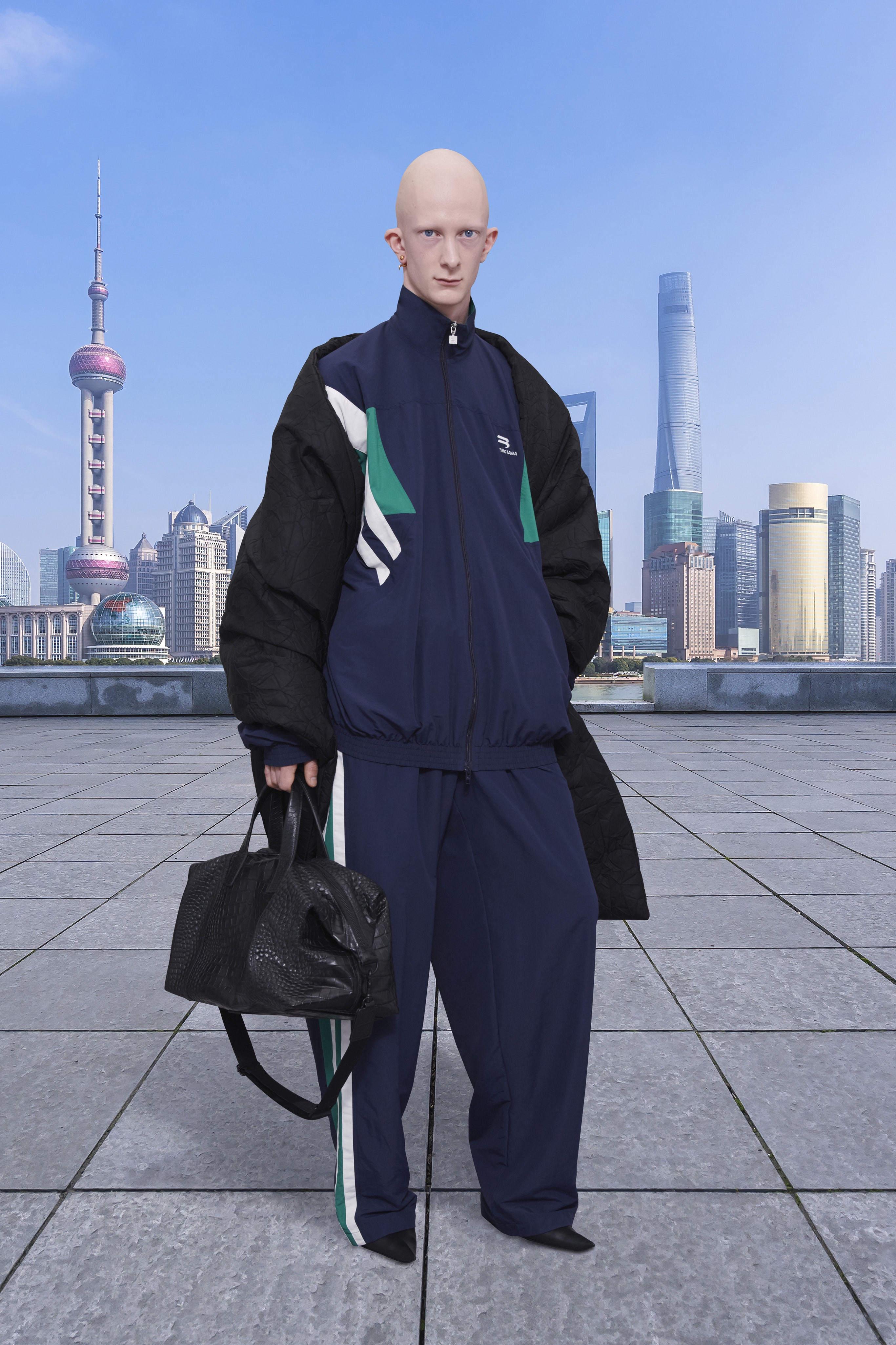 Skov melodramatiske nyheder Balenciaga's advertisement has caused controversy again!The male model  wears a suit with a chain belt and has a strong sense of violation on the  Great Wall - MINNEWS