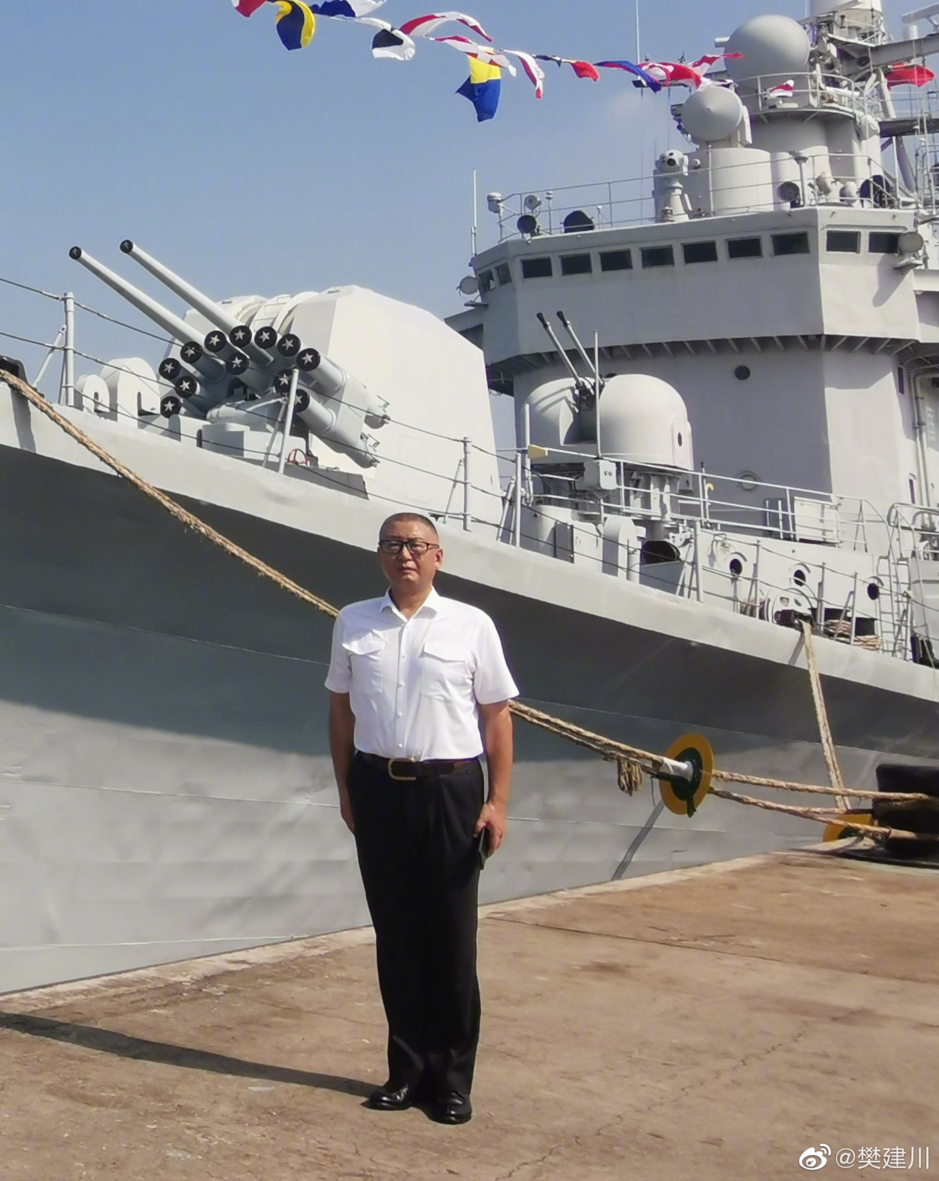 退役珠海舰前往重庆，长江沿线居民“护航”，暂时无法对外开放