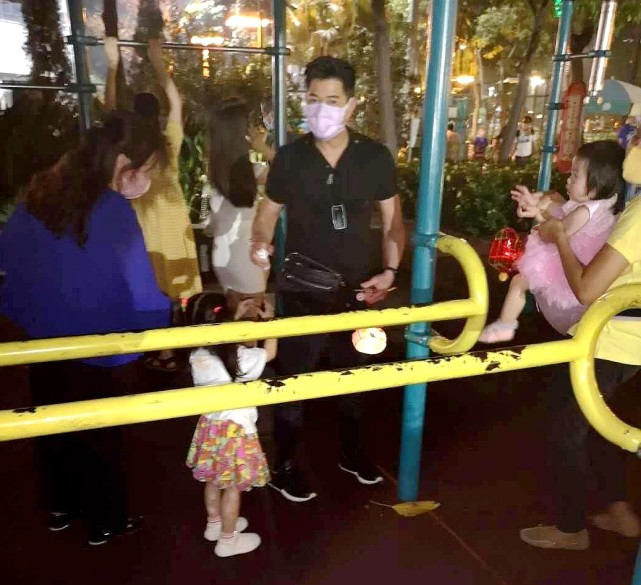 郭富城一家四口罕見同框，夫妻挽手很甜蜜，倆女兒正面超可愛