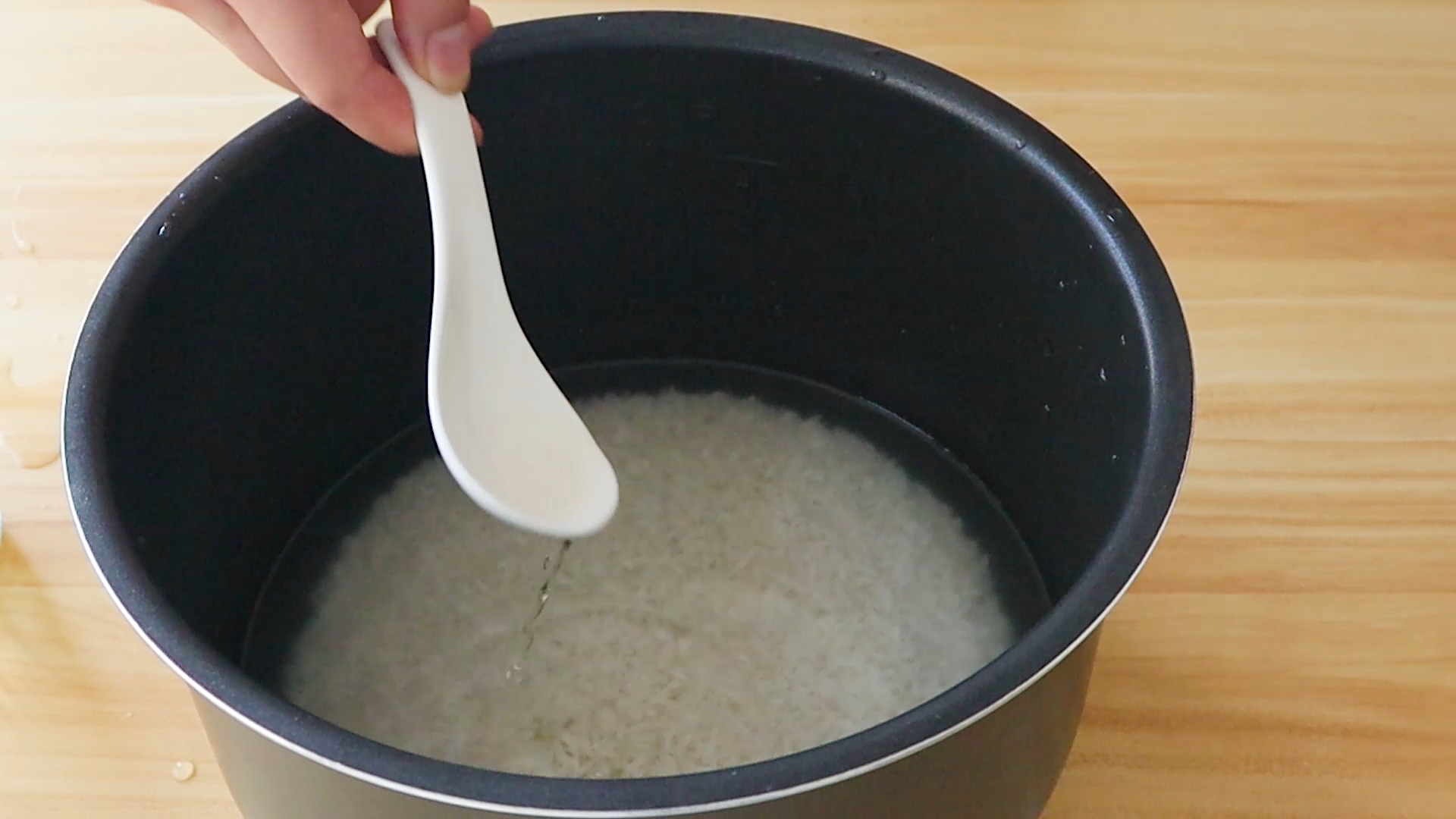 米飯直接下鍋煮是不對的，下鍋之前多加2步，米飯顆粒分明又軟糯
