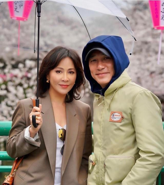 55岁刘嘉玲身材超好，穿吊带裙秀惹火身材，叉腰