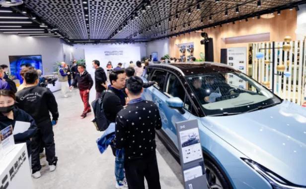 男孩子有什么坏心思呢？只不过是逛街的时候想看看车而已