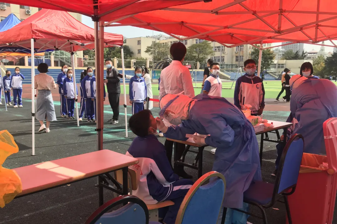 市口腔医院医护核酸采样进校园，筑牢市南区34所学校防护网