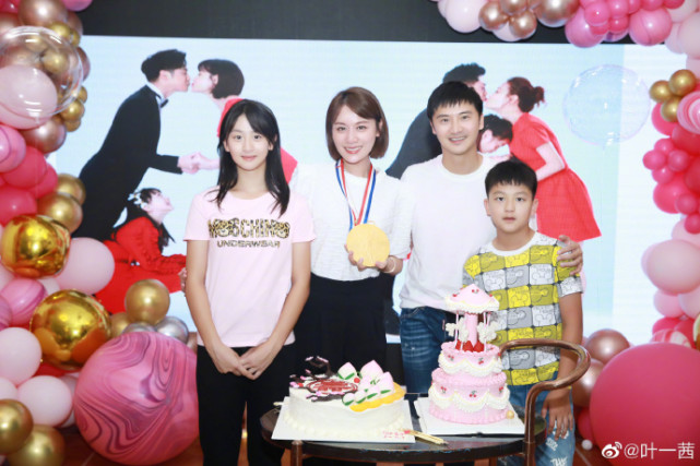 叶一茜晒全家福庆37岁生日，与田亮甜蜜亲吻，森碟身高快超过妈妈