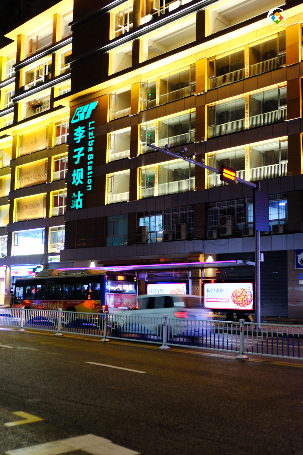 重庆李子坝夜景灯饰会影响居民吗？现场实地打探，窗户下就是光源