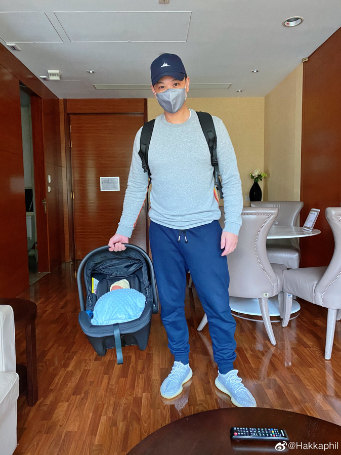 胡杏儿首晒三胎儿子正脸！脸颊红润饱满，一辆婴儿车用4年太节俭