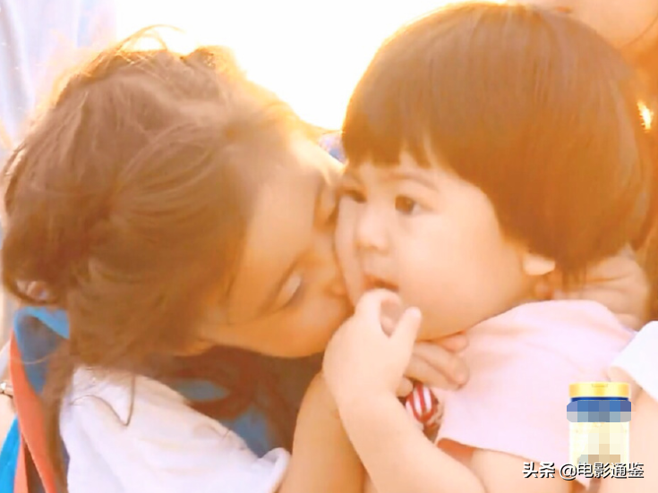 修傑楷女兒在家上課，5歲咘咘成亮點，拿掉眼鏡後的模樣絕絕子