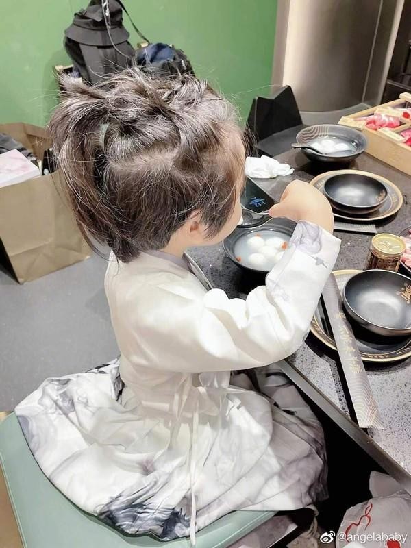 baby复古造型看秀，大波浪红唇太美艳！与小9岁女星同框不输