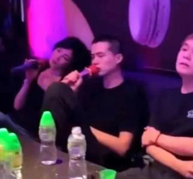 Wang Fei thanks thunderbolt sharp edge low-key sweetness is the same as casing, century of 21 years of emersion is lain between to pull a hand when, 