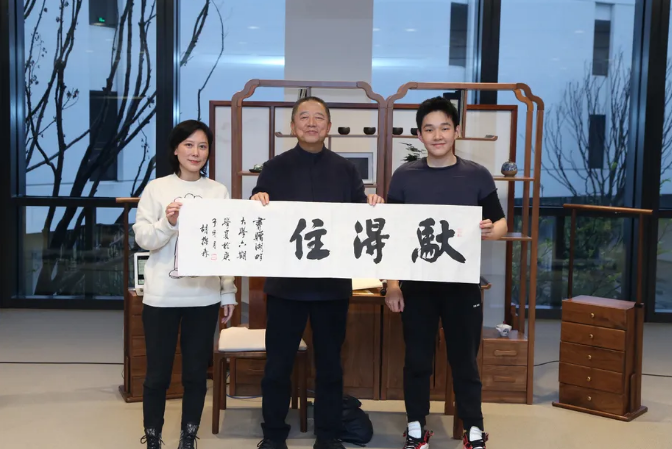 湖畔大学，老胡谈从商之道，送学员三个字“驮得住”