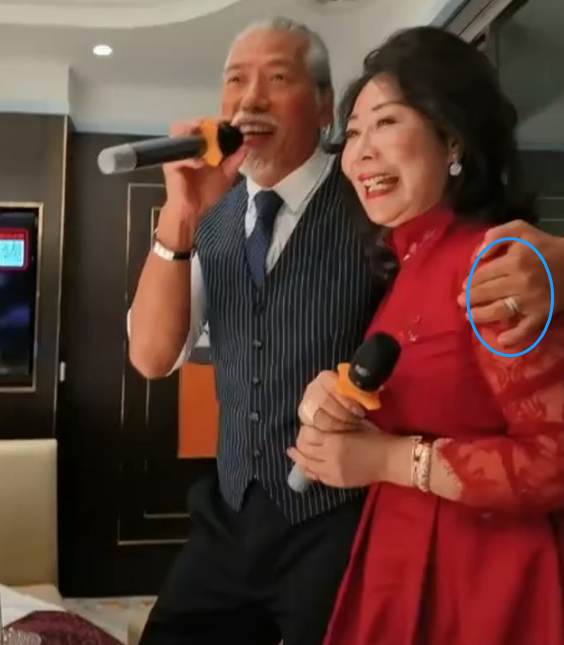 型！57歲東升耀揚(yáng)“烏鴉”出席澳門飯局，發(fā)須全白與紅裙女合唱