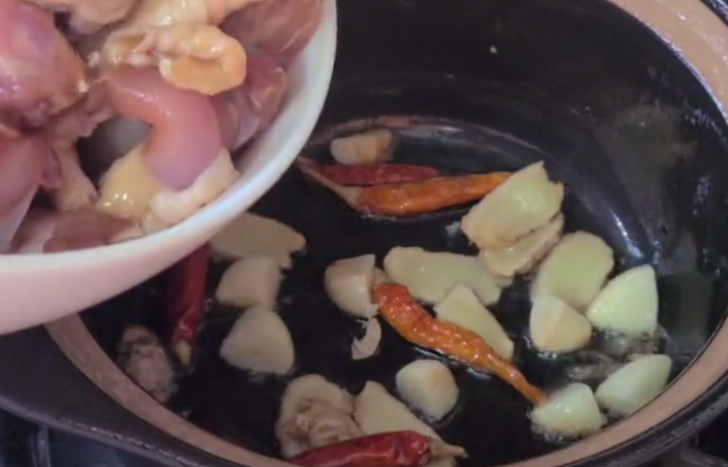 天氣冷了，就喜歡吃這一道家常菜，簡單美味，越吃越想吃