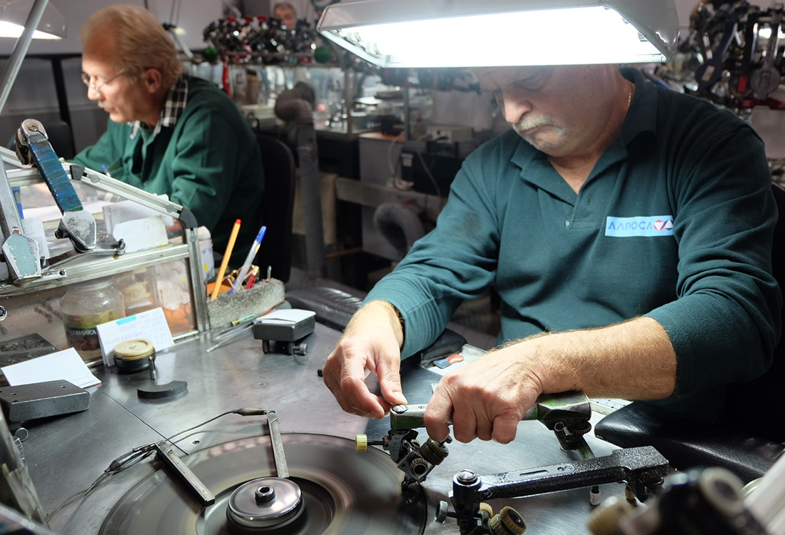 实拍俄罗斯最大钻石矿场，直接钻石诞生过程，原来是这么操作的