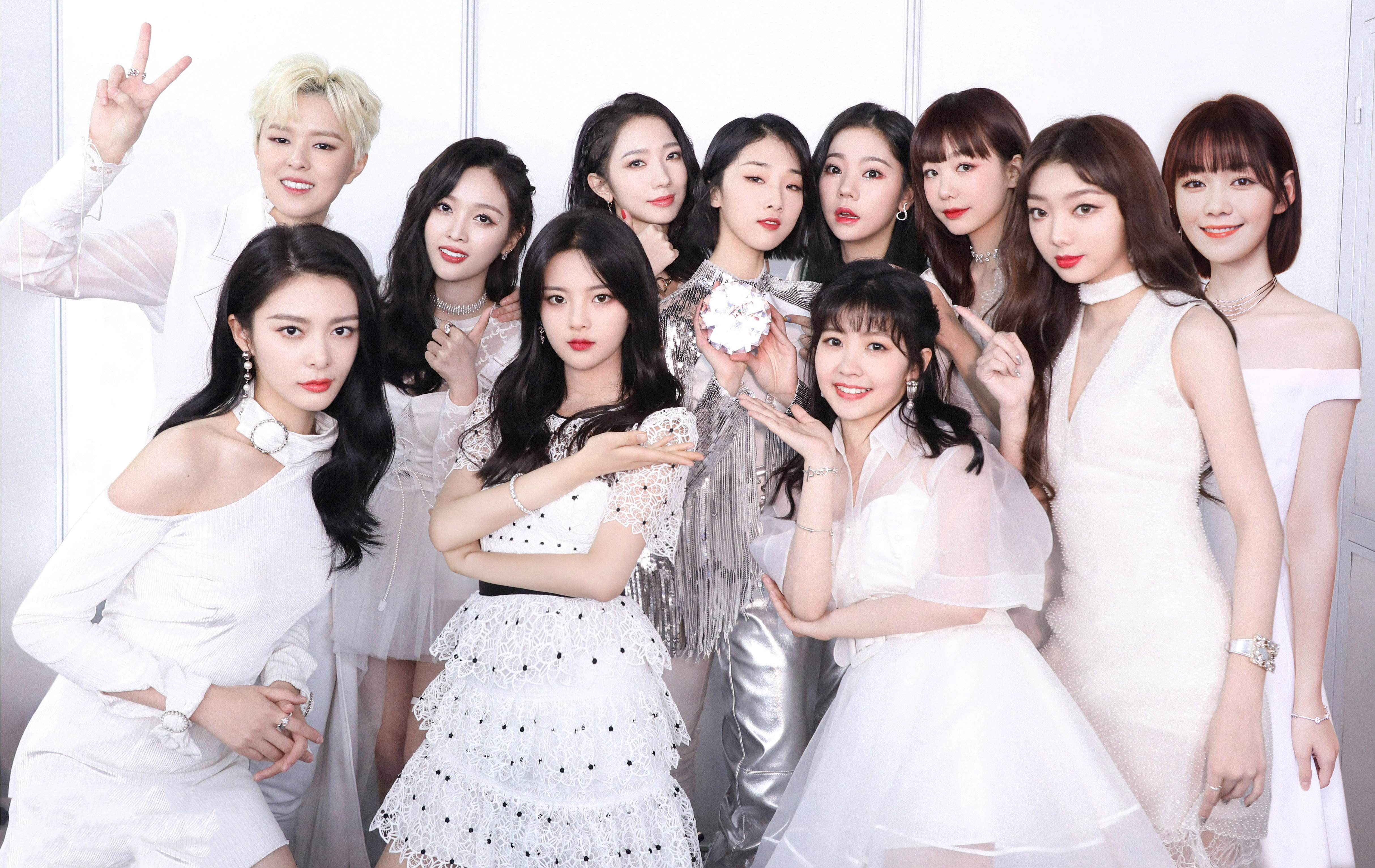 两大女团C位选手遇尴尬，粉丝数落后，淘汰选手