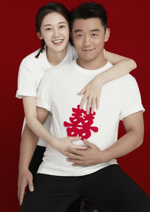 有一種結(jié)婚證叫鄭愷與苗苗，別人都一本正經(jīng)，而他倆卻與眾不同