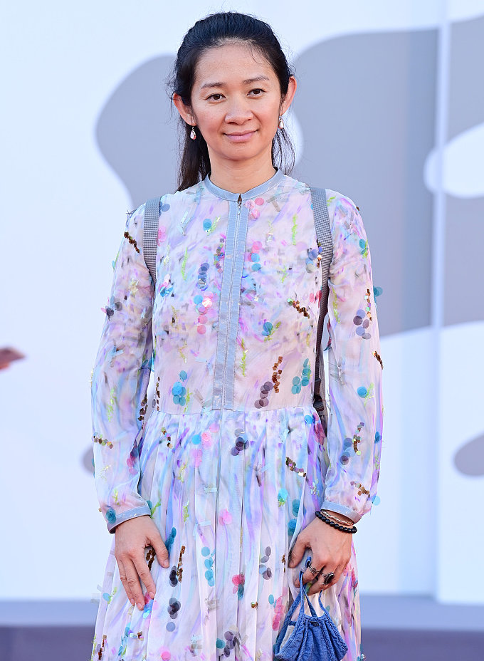 中国女导演素颜走红毯真胆大！穿碎花裙背着双肩包，比巩俐还自信