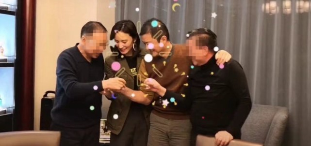 李亚鹏带新女友应酬，席间敬酒合影，这都是以