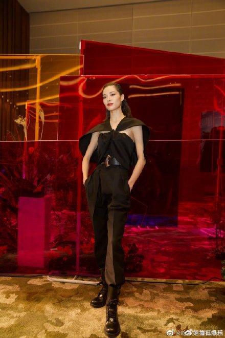 杨颖抠图走红毯遭网友怒谯带坏风气，费加罗风