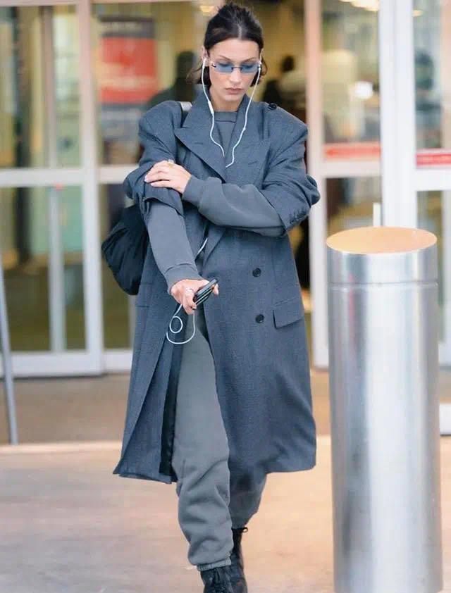 最近火了一种裤子：叫“卫裤”，遮肉显瘦又显