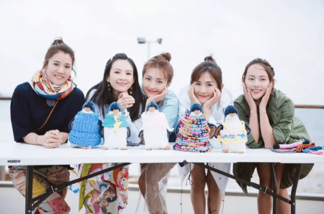 袁咏仪为老公庆生，包贝尔夫妇及章子怡到场，张智霖被侃是工具人