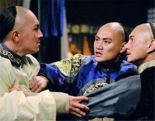 他是康熙最聪明的一个儿子，拥有兵权却不参与