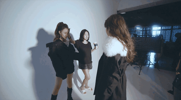 小S女儿再合体拍大片，许曦文搭肩妹妹罕露甜笑，高冷又甜美