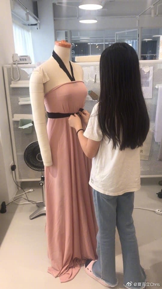 夏克立晒11岁女儿素颜照，夏天五官精致长高不少，越长越像妈妈