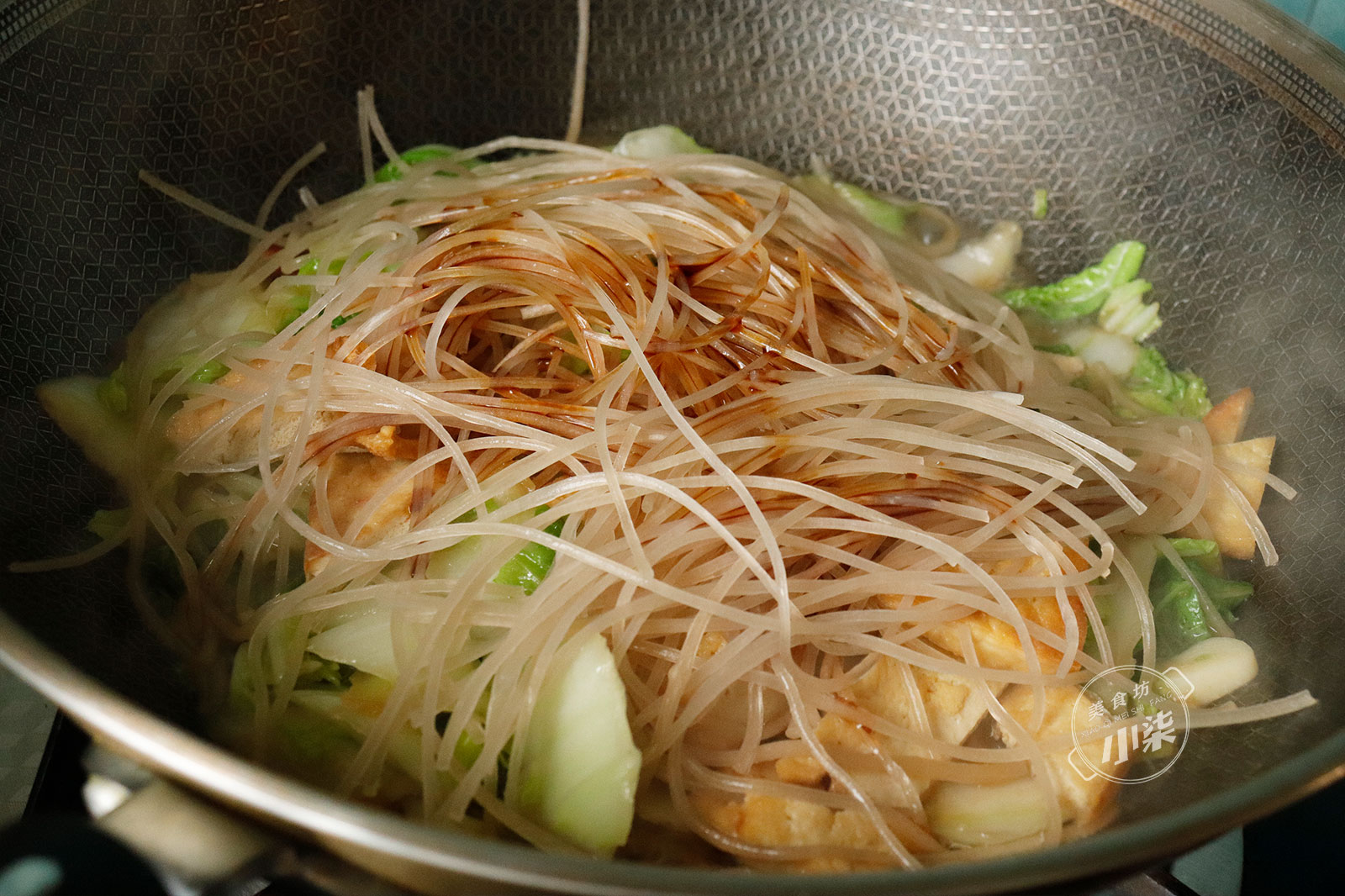 天冷，燉一鍋白菜粉條吃才過癮，吃完全身冒汗，好吃連湯汁也不剩