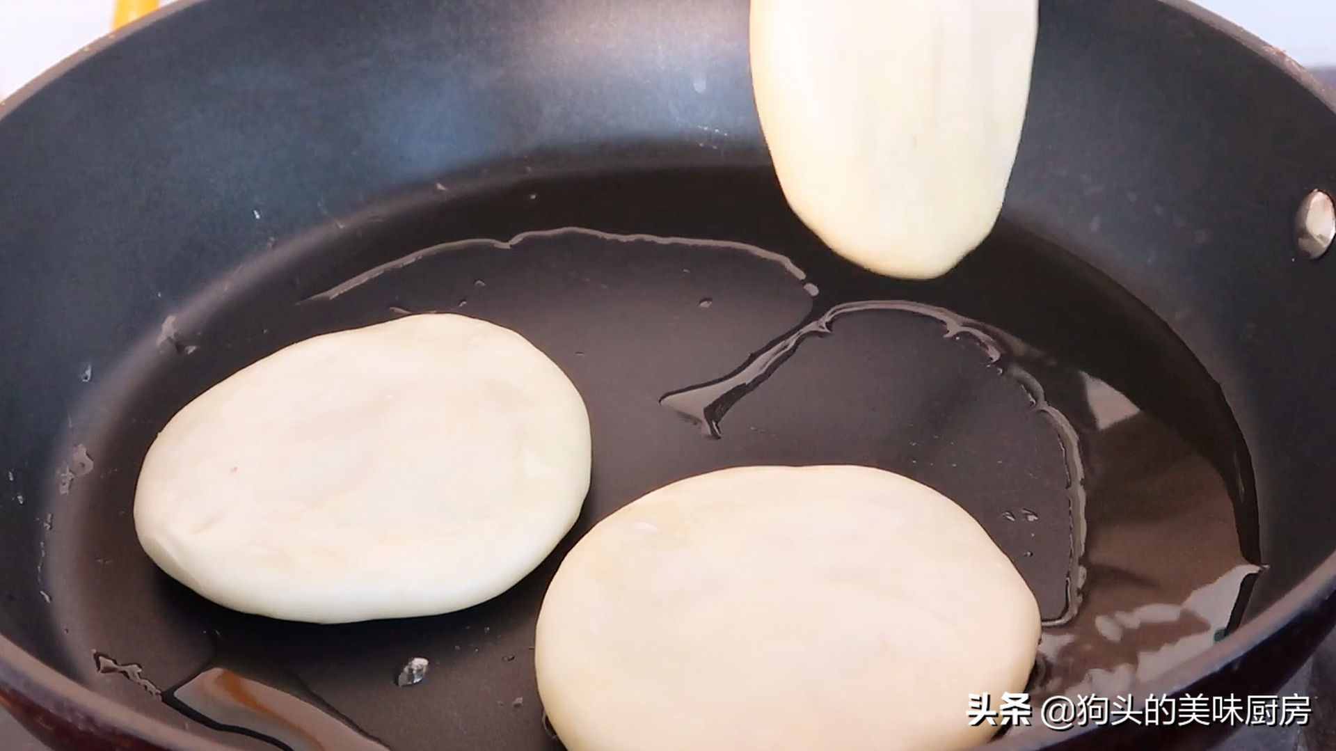 想吃酥餅不用排隊，教你在家做，不用烤箱，有鍋就行，個個酥掉渣