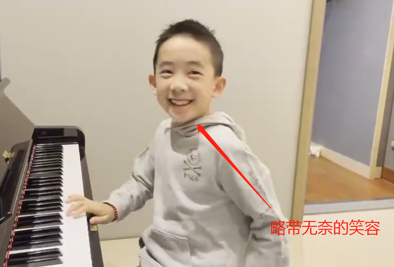 應采兒曬大兒子彈鋼琴，陳小春闖入後畫風突變，父愛如山體滑坡