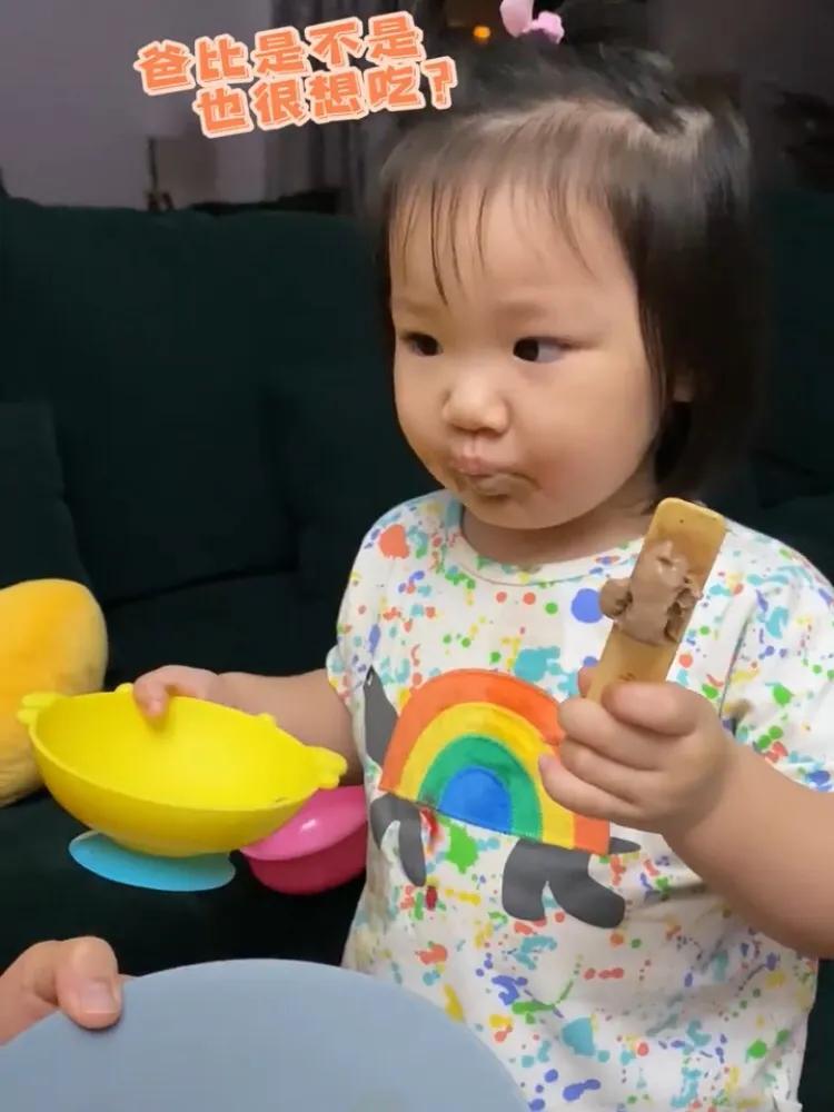 王祖藍曬女兒可愛吃相，2歲天韻已經懂得分享，十分乖巧懂事