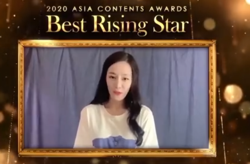 迪丽热巴获韩国电影节大奖 全程英文发表感言 网友 英语好流利