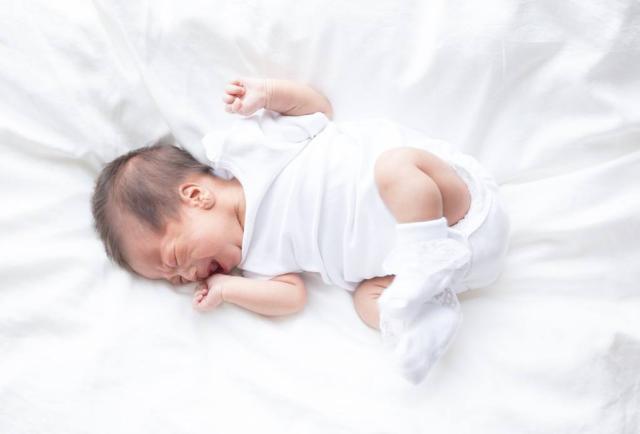 剛出生的寶寶，第一口喝母乳還是喝水，對孩子健康影響大
