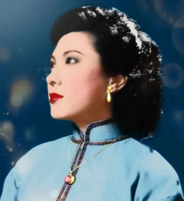 100岁的秦怡，满头白发仍美丽，婚姻家庭不幸，她是如何保养的